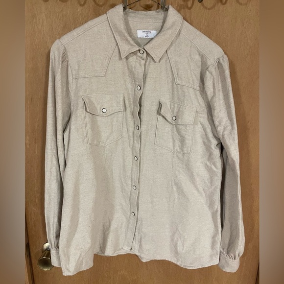 UNTUCK IT- Kaitlin Snap Button Front Shirt
Sz 12 Women's - Picture 3 of 7